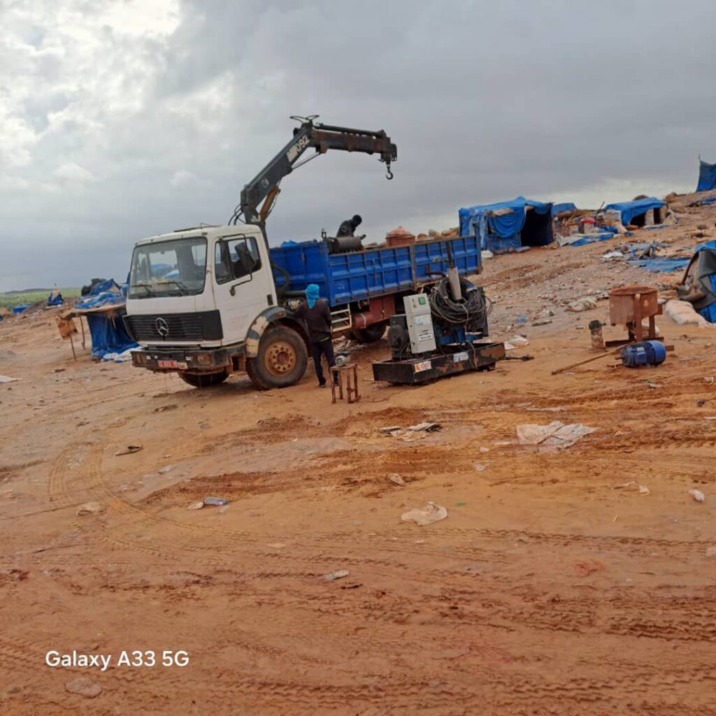 img-20251019-wa01165680924518912152489-1024x1024 تحت تهديدات بقطع الرؤوس وإحراق الممتلكات من قبل الجيش المالي... المنقبين يغادرون منجم إنتهقا <br>